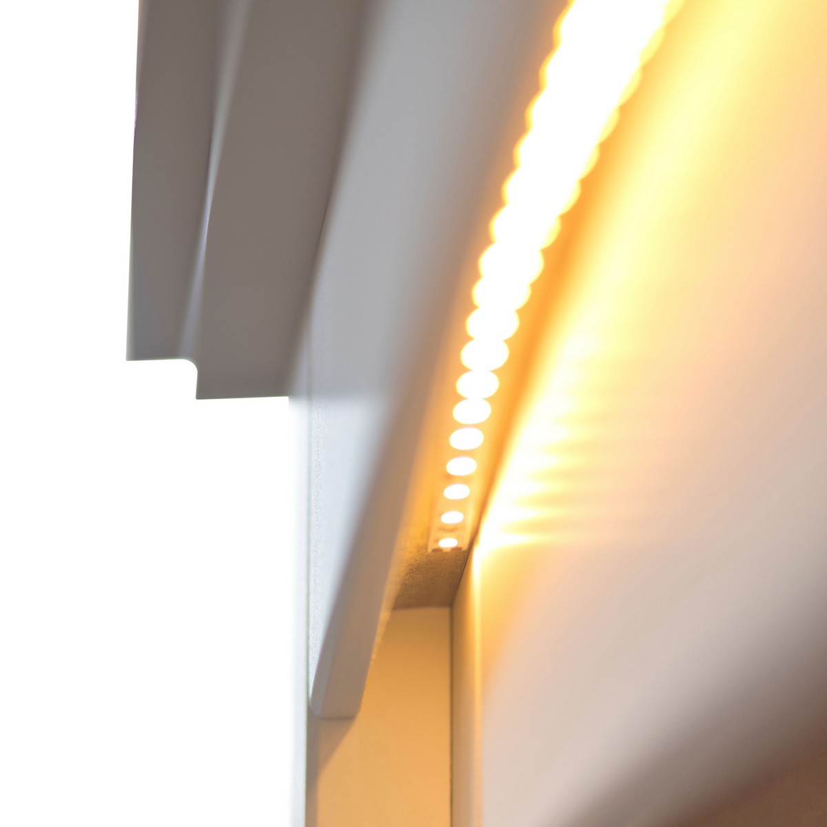 Электрокамин RealFlame Canada 25,5 WT белый с очагом Evrika 25,5 LED